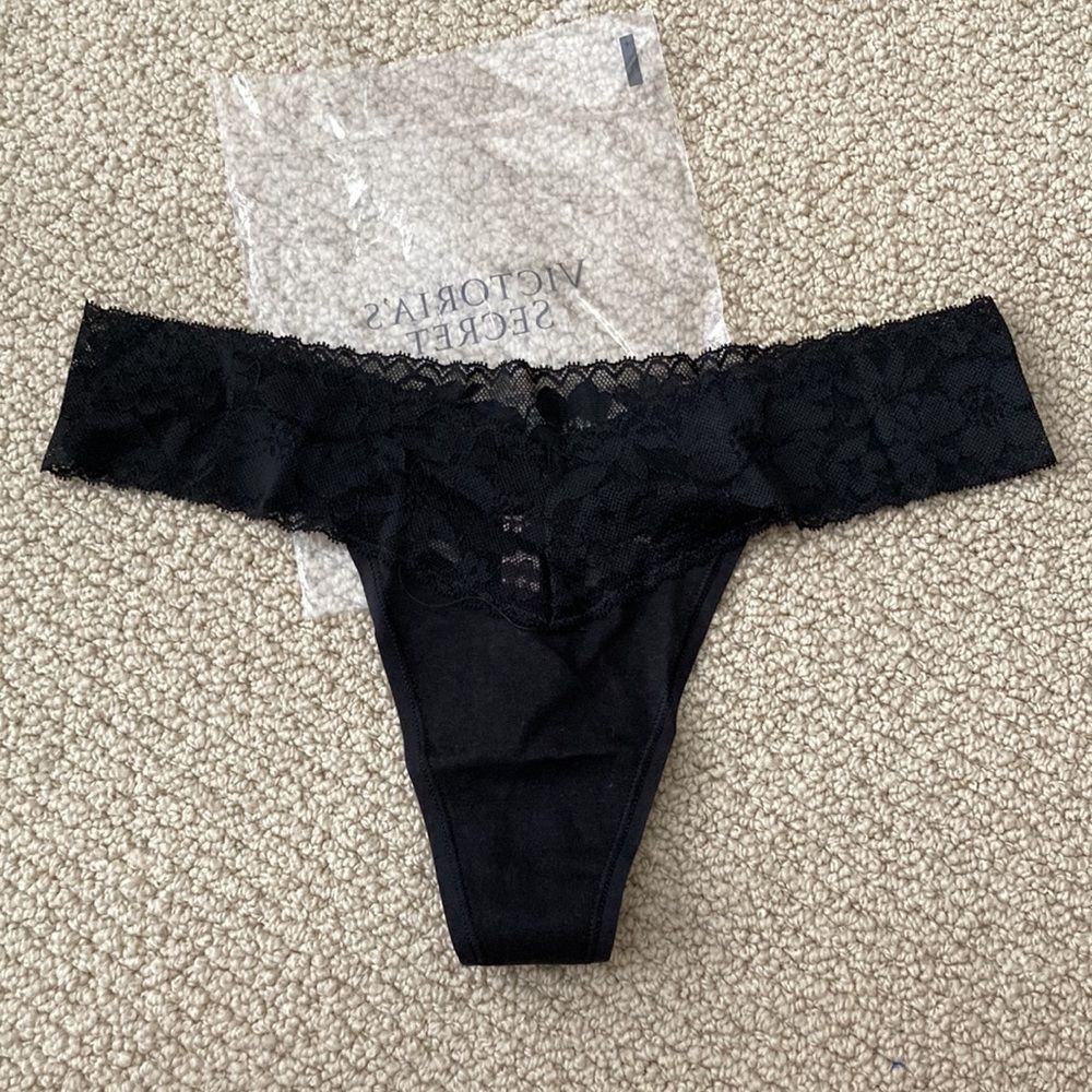 NEW Victoria’s Secret Lacy Hem Thong Panties Lingerie Black Medium String NWT